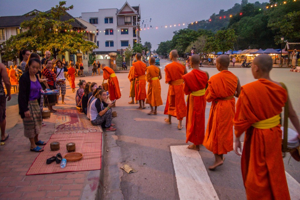 monges desfilando laos 
