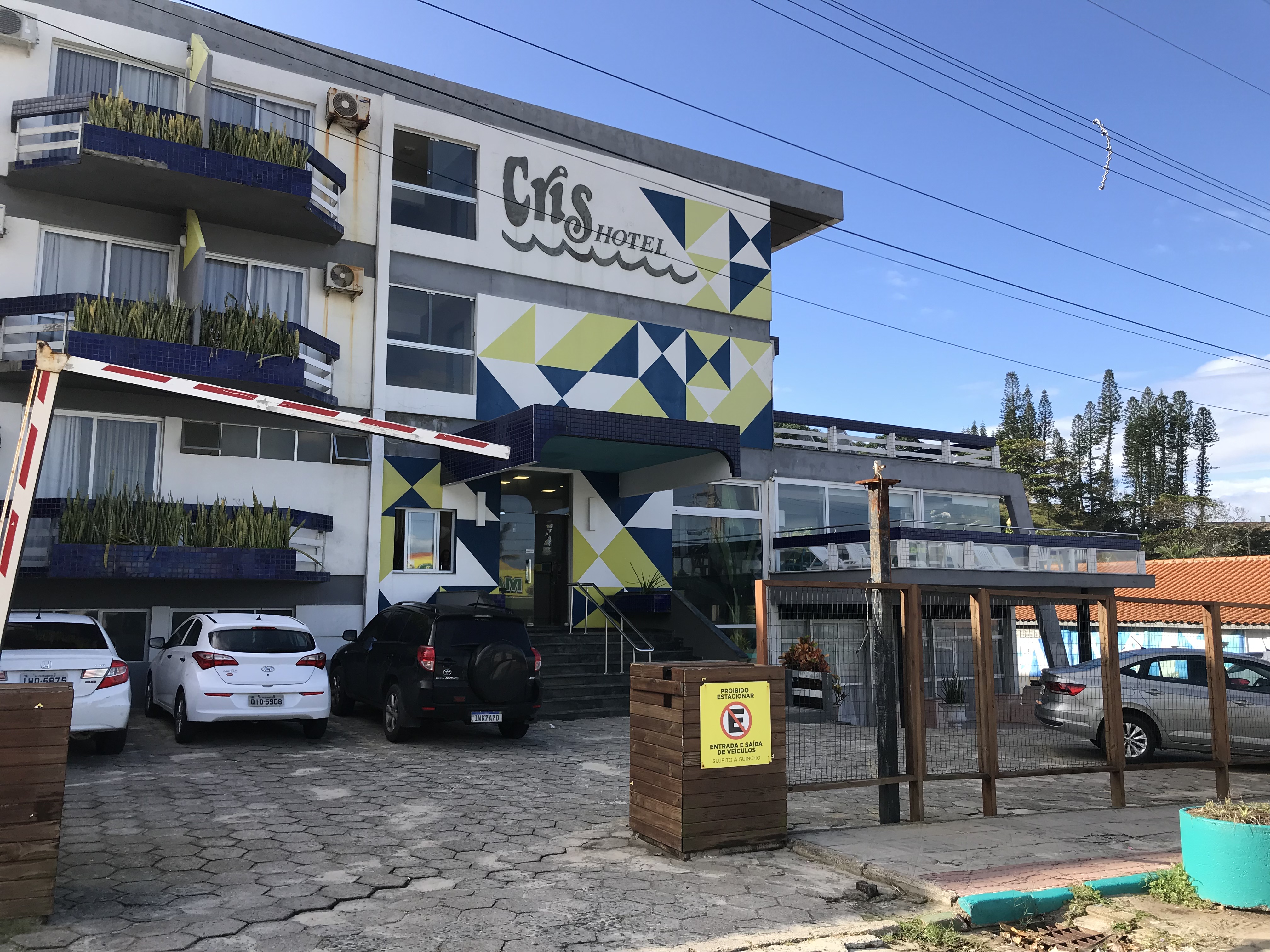 Cris Hotel: ótima opção de hospedagem na beira mar da praia da Joaquina, em Floripa!