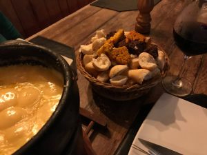 Taverna Suíça Fondue House, em Gravatá (PE): sabor e história num só lugar!