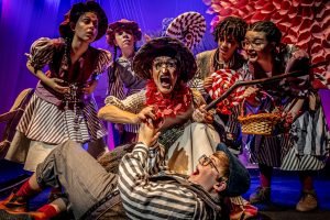 Inspirado no clássico dos Irmãos Grimm, João e Maria, o Musical estreia em janeiro de 2023 no Teatro Santander