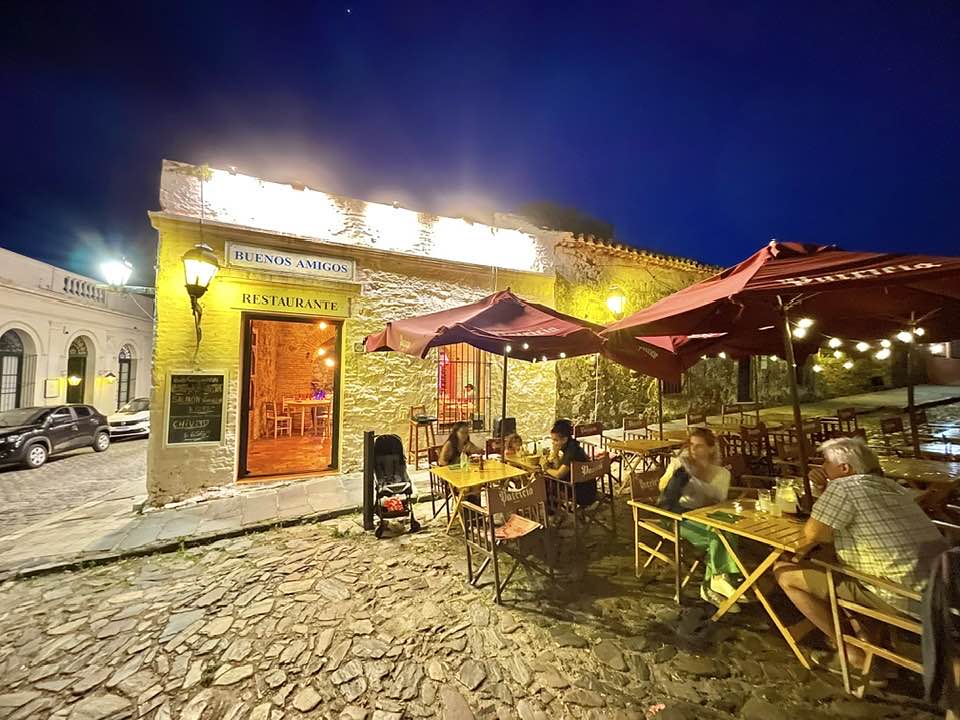 Colônia de Sacramento: Buenos Amigos Restô Bar, charme e sabor no centro histórico!