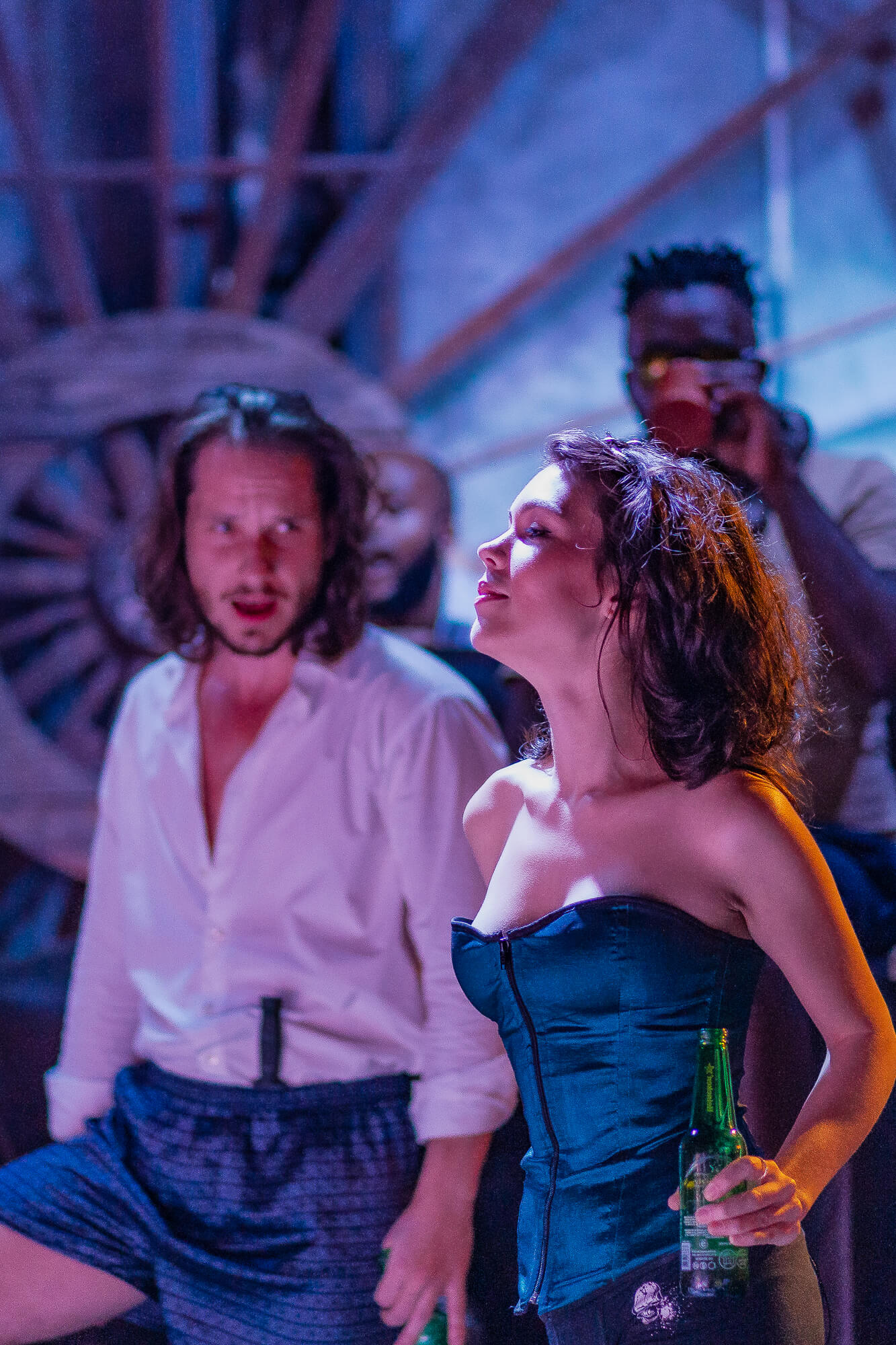 Espaço Manivela: espetáculo Shakespeare Embriagado leva clássico inglês para um bar!